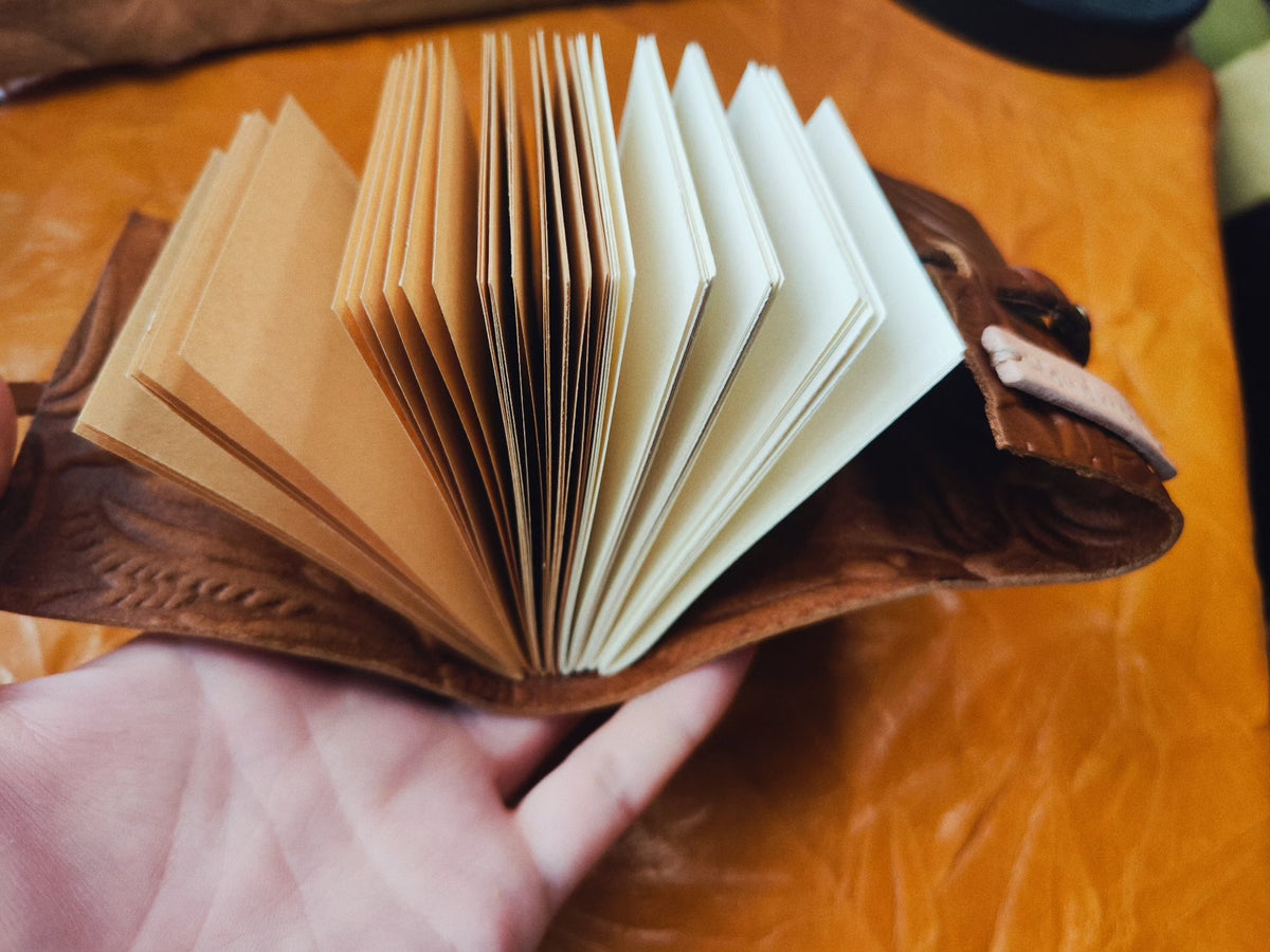 Kleines braunes Leder-Notizbuch mit Blumenmuster