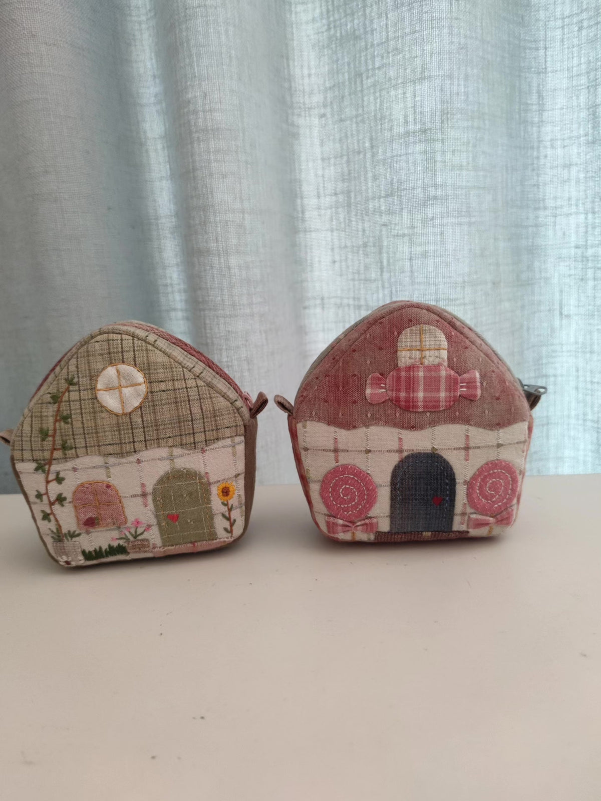 Pochette con zip artigianale in cotone a forma di casa