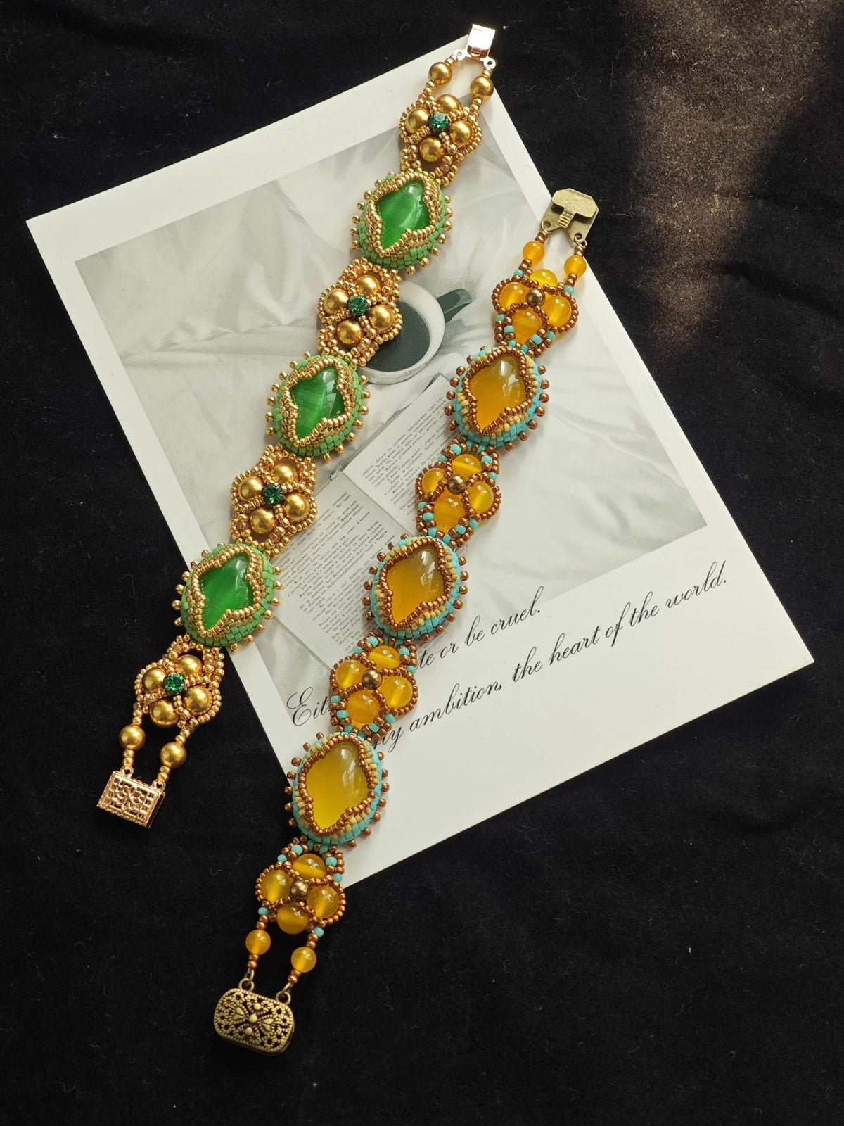 Bracelet perlé rétro avec pierre œil de chat verte