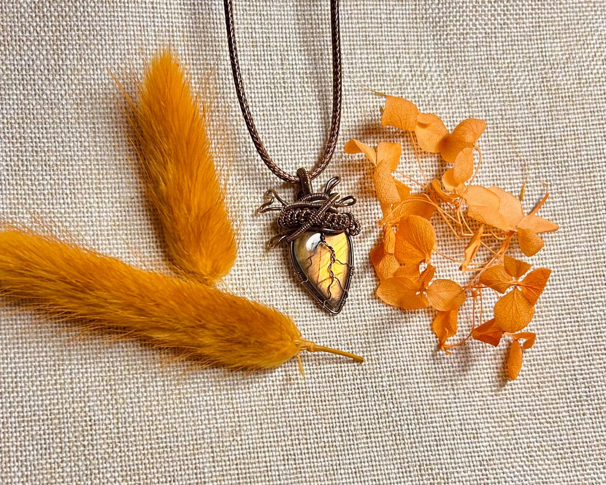 Pendentif Labrador doré et fil torsadé