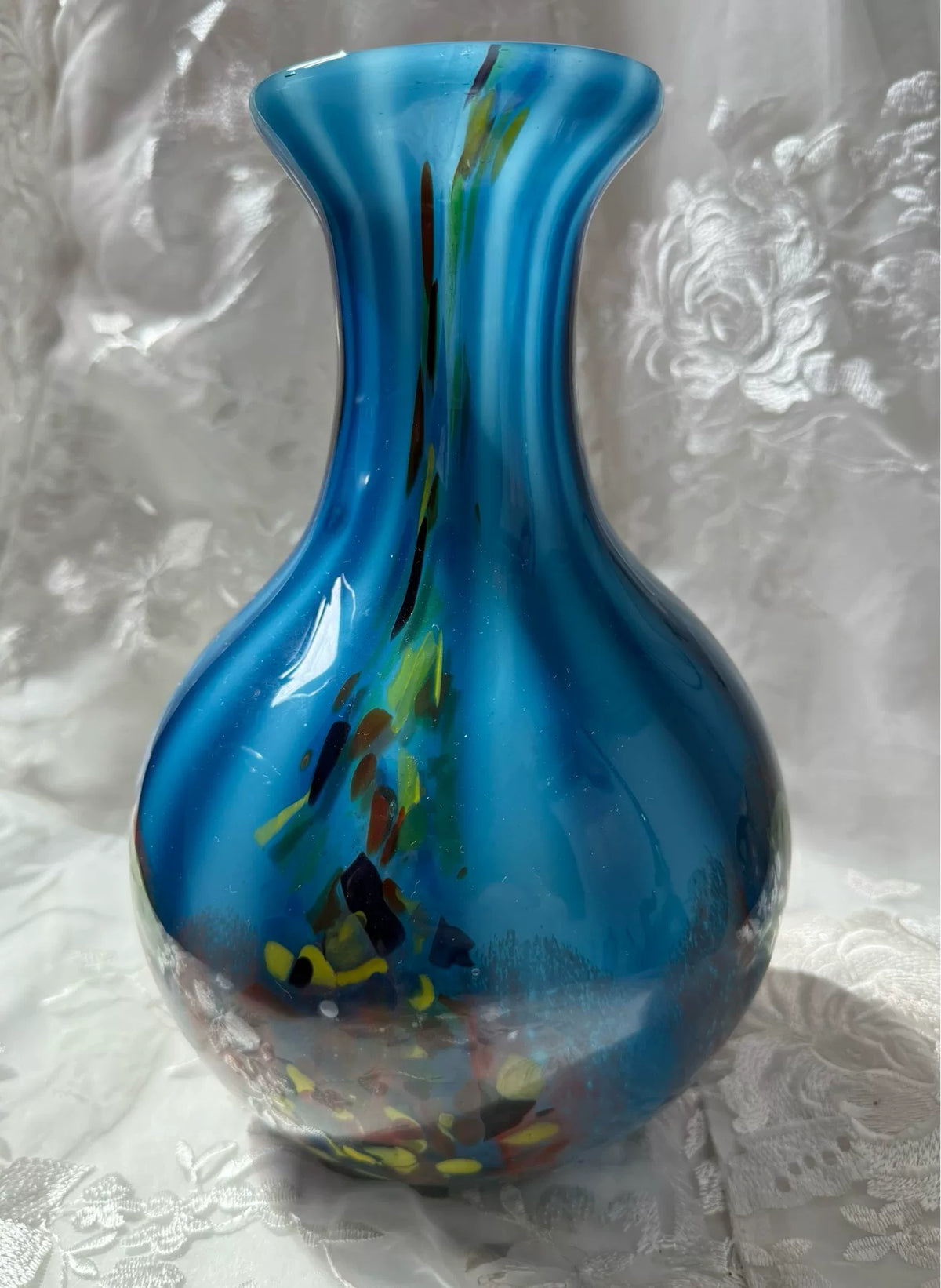 Vintage blaue Glasvase mit handgefertigten Blumenmotiven