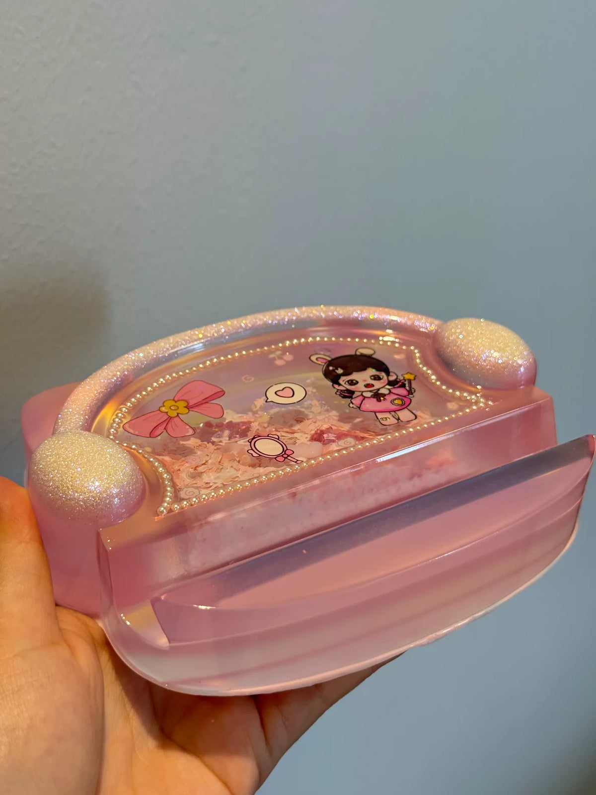 Handgemaakte roze hars displaycase in vorm van mosselchelp