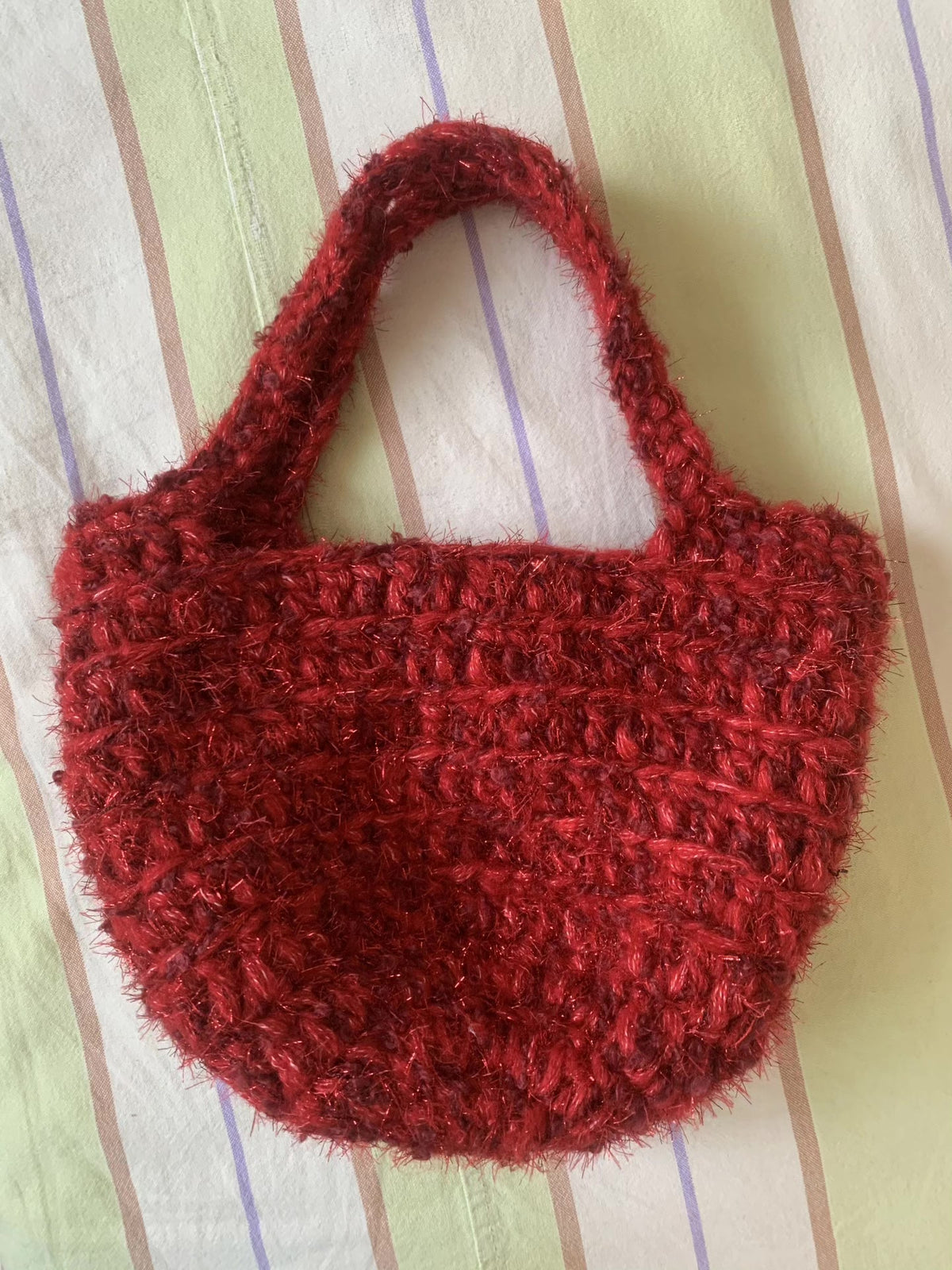Bolso de granza roja con brillo hecho a mano