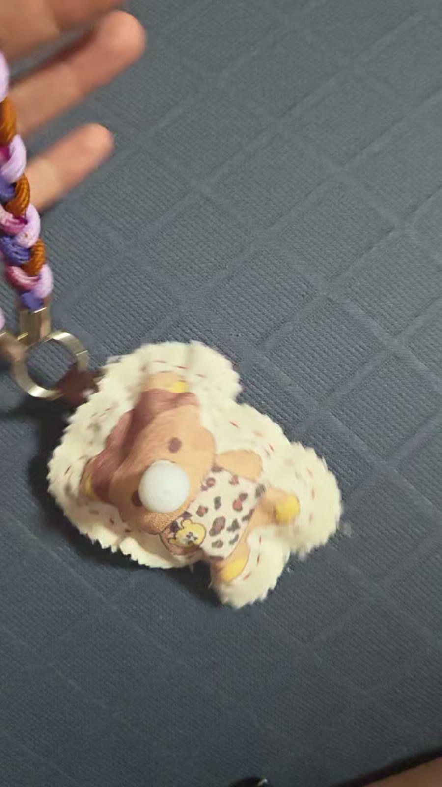 Handgemaakte aardstof poothhanger met zeepbelblazer