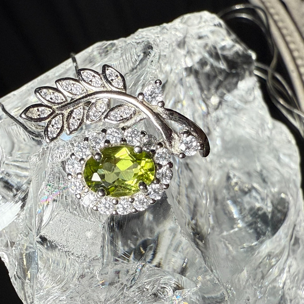 Naturlig peridot med bladmotiv och halo