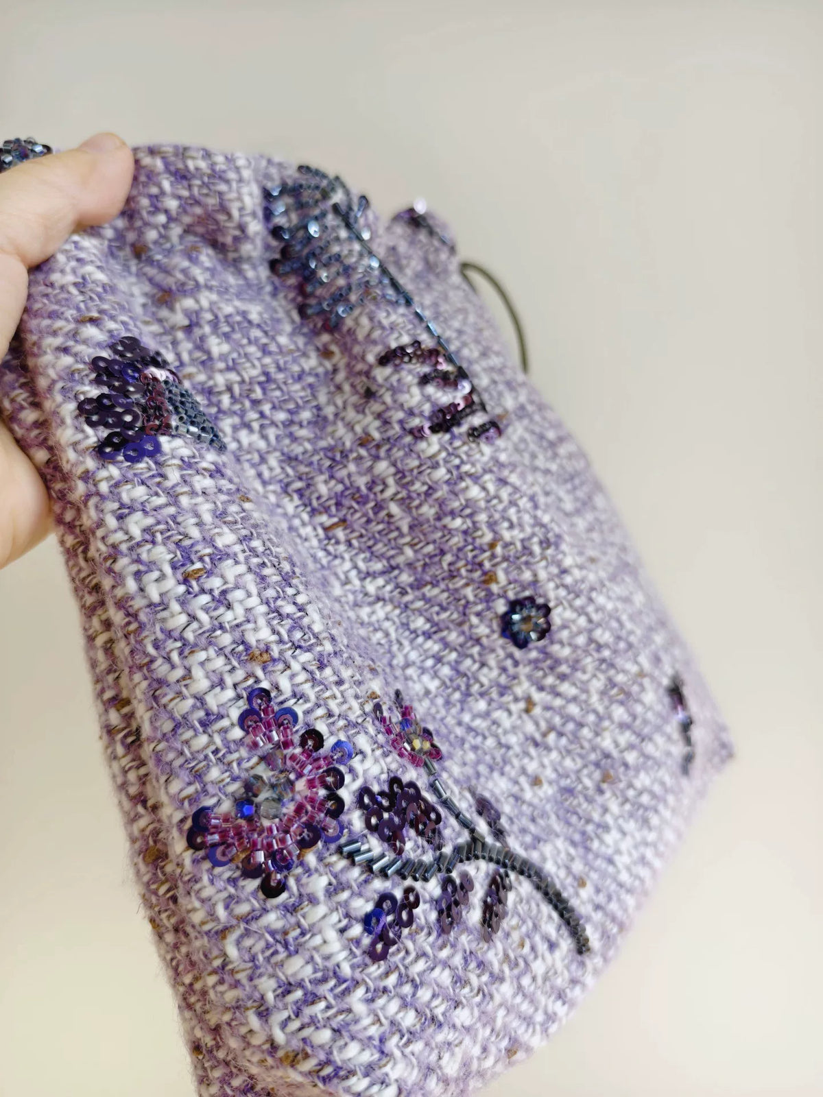 Borsa a sacchetto con coulisse in lana lavanda con perline
