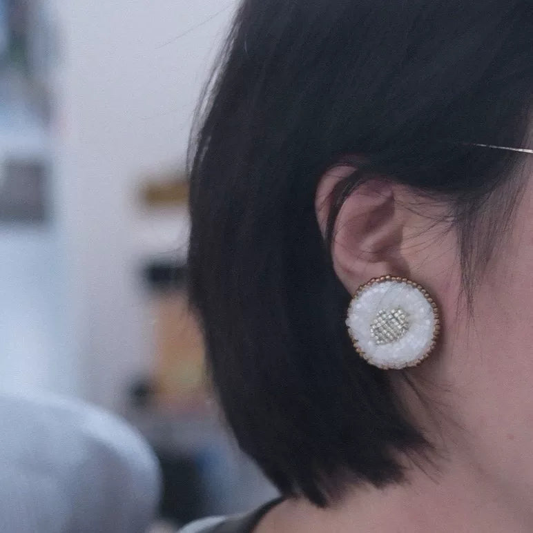Brincos de Disco em Miçaria Branco-Pérola Feitos à Mão