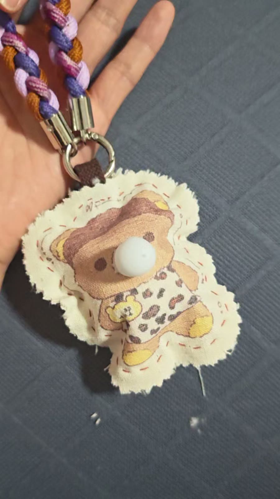 Handgemaakte aardstof poothhanger met zeepbelblazer