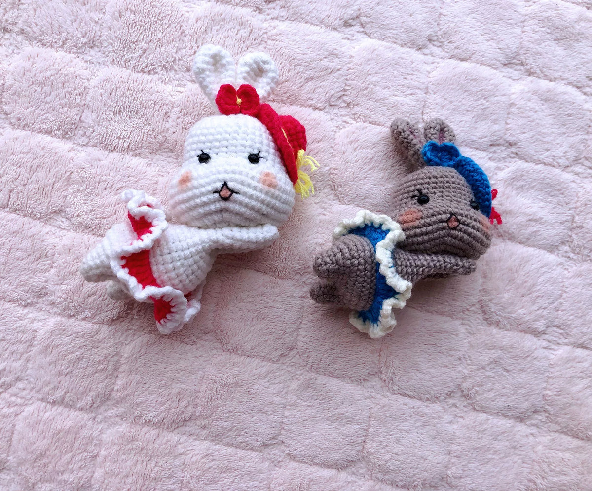 Figurines de lapins au crochet allongés, blanc et gris