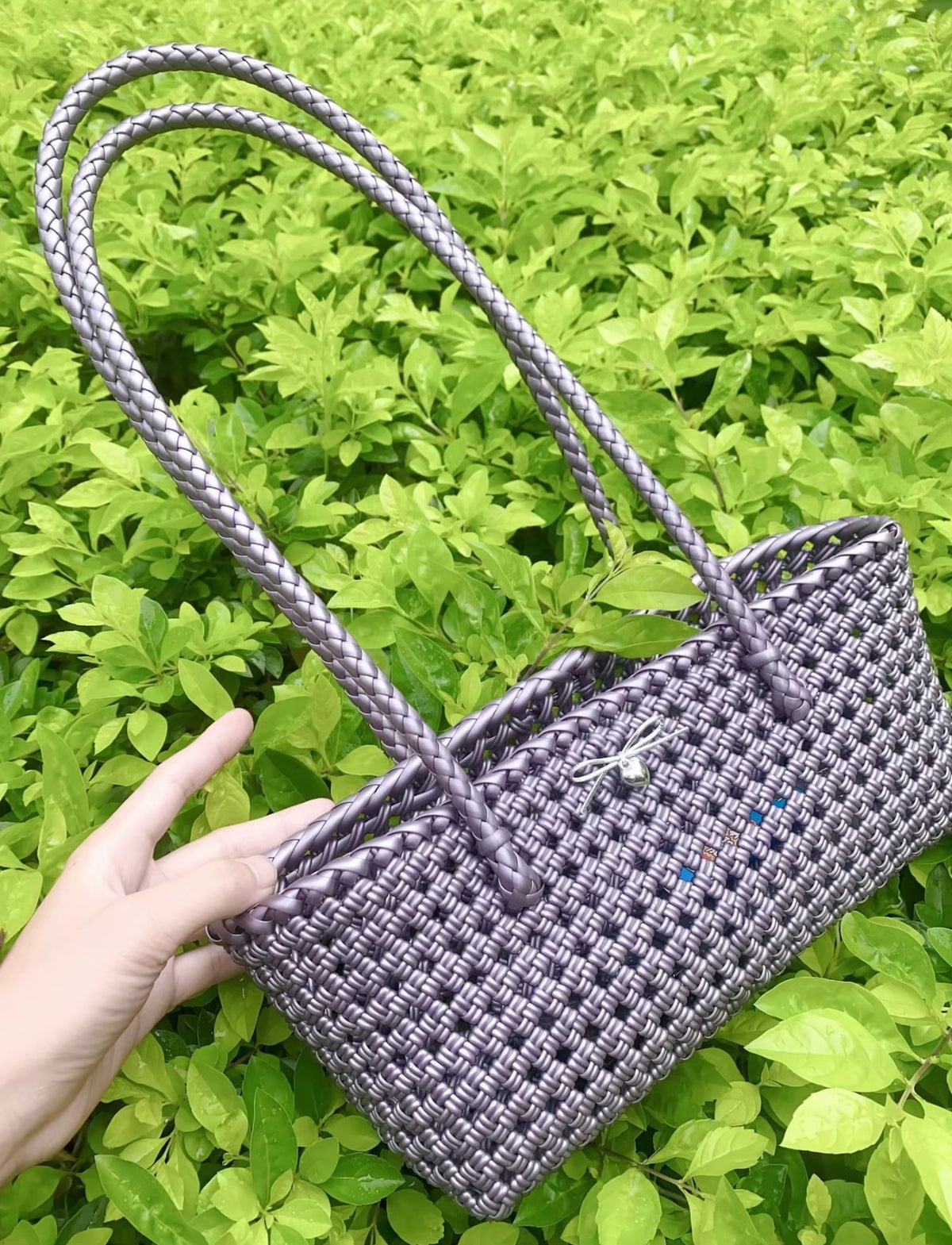 Borsa in rattan intrecciato viola lavanda