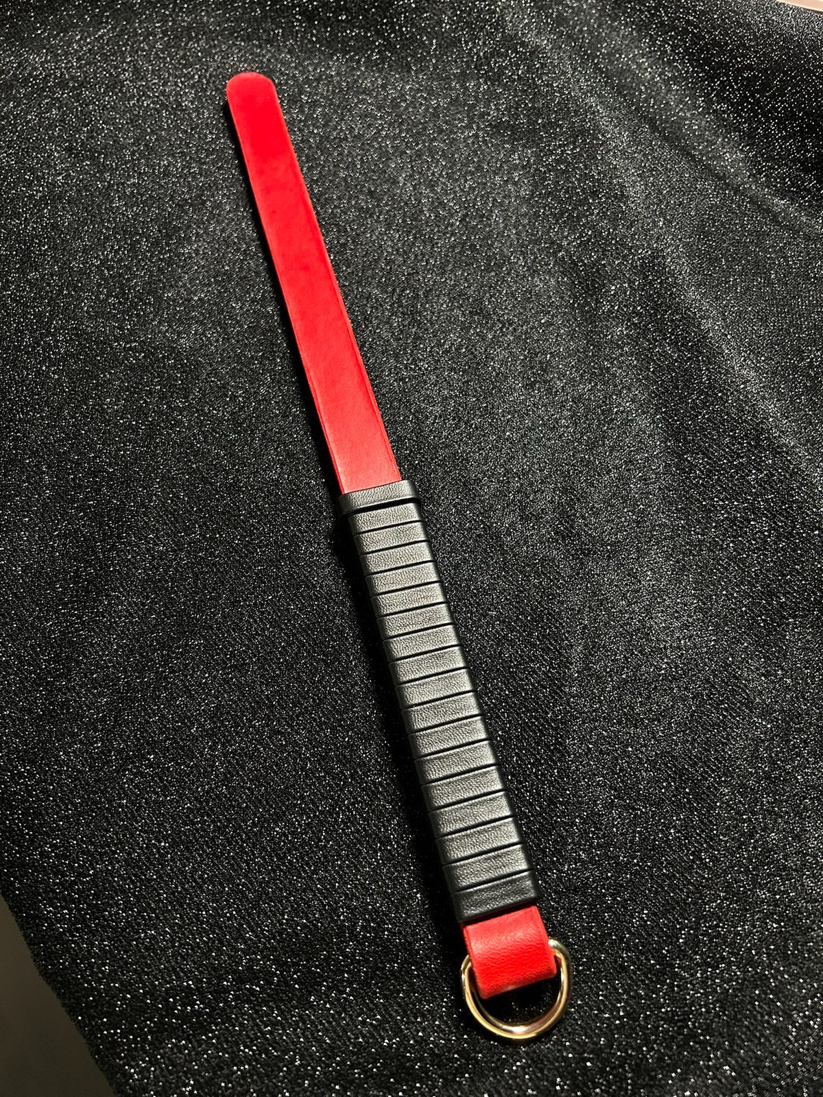 Handgefertigter roter Lederpaddle mit schwarzem Griff