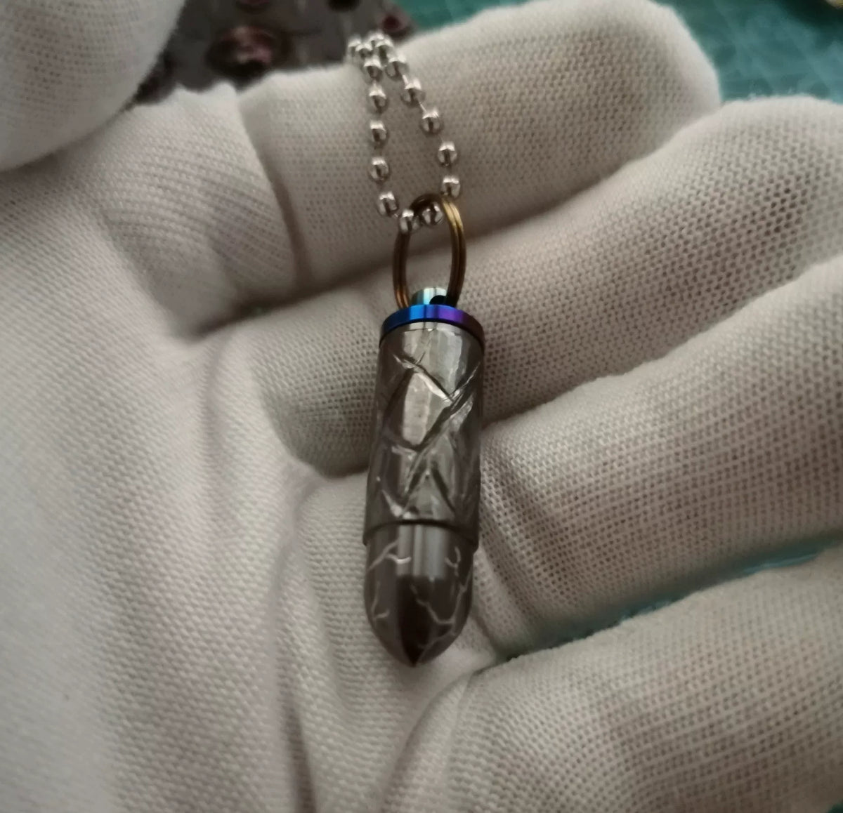 Collier pendentif balle en titane avec capuchon anodisé