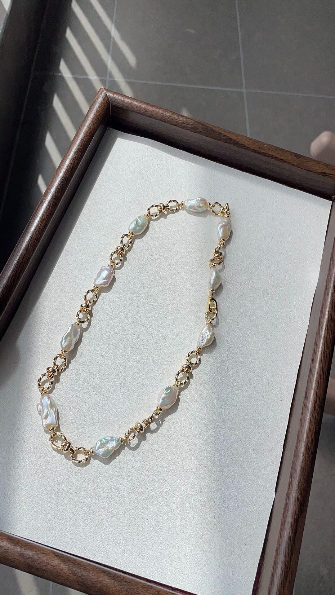 Collier chaîne en acier titane et perles baroques