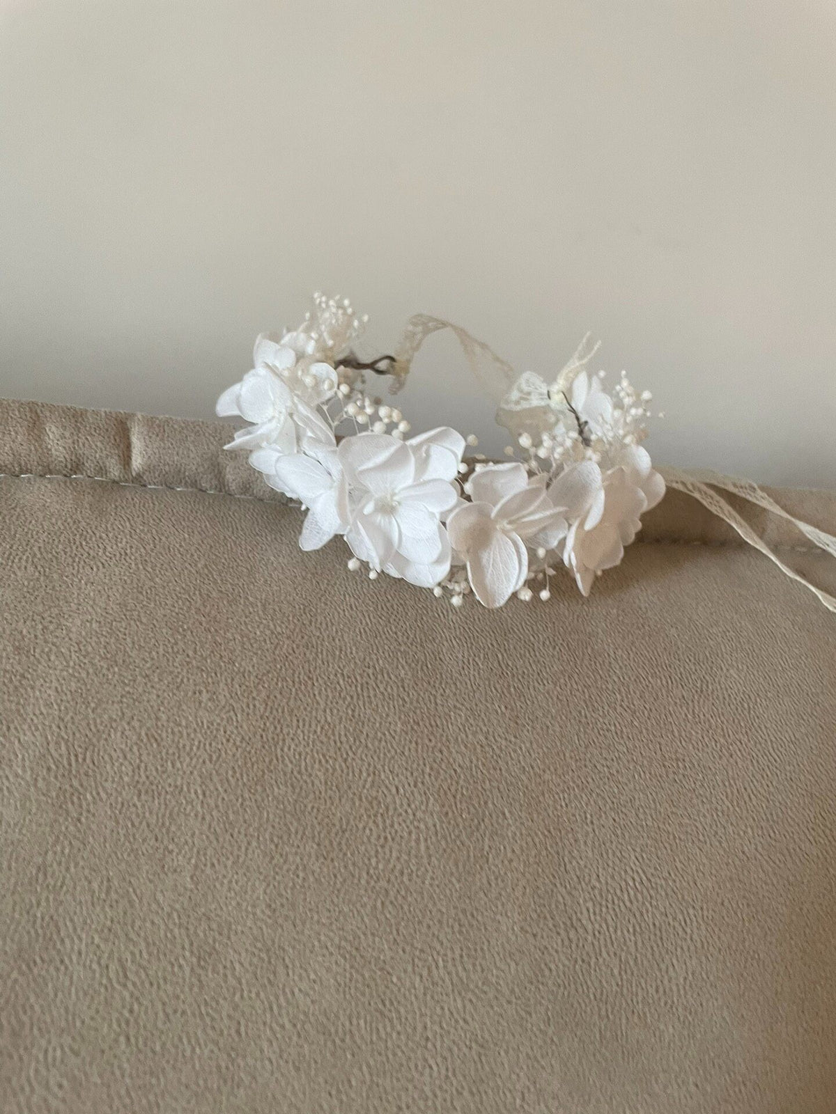 Pulseira de Flores Brancas Preservadas em Forma de Coroa