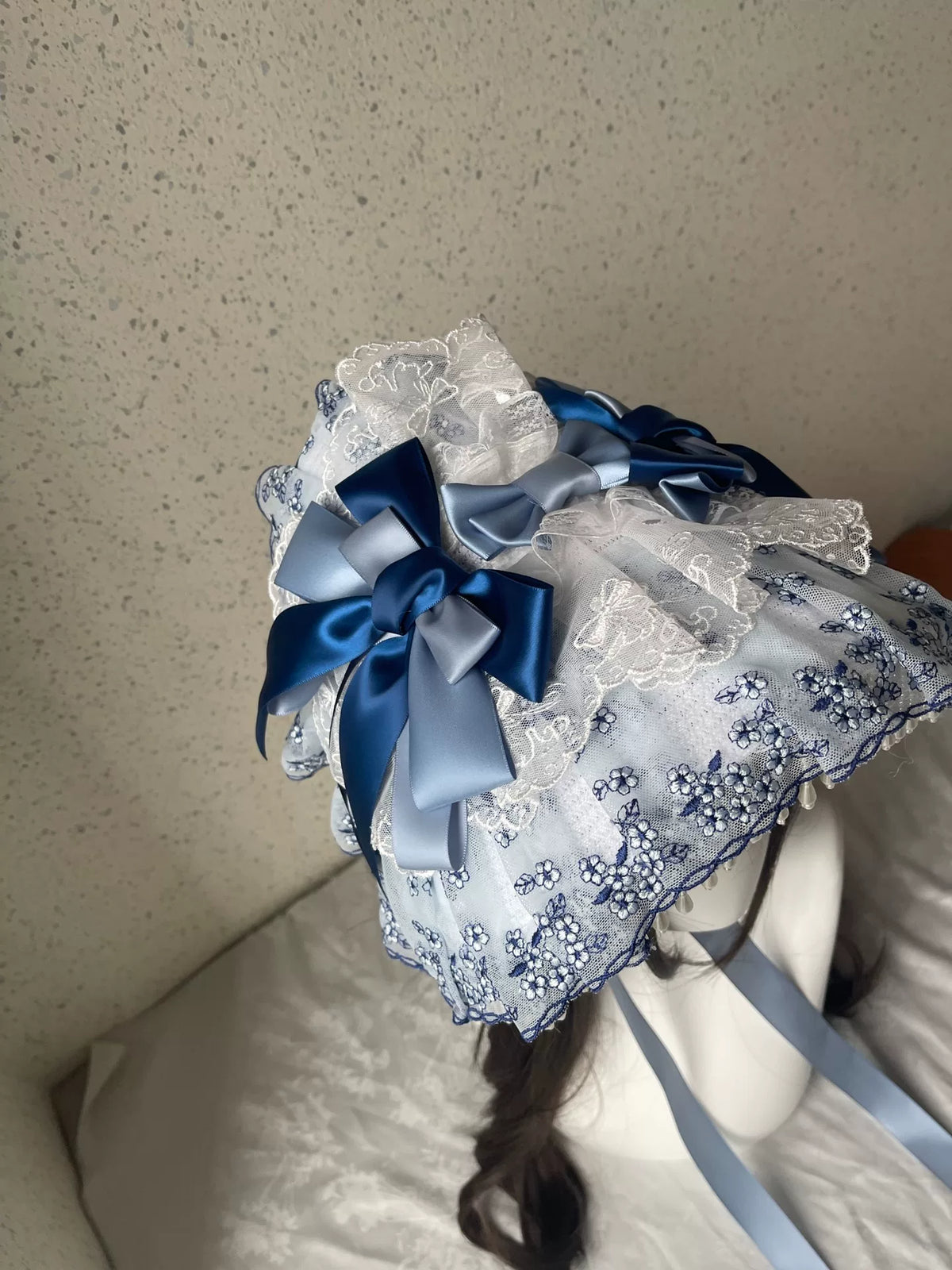 Blau-weiße Lolita-Bonne mit Spitze