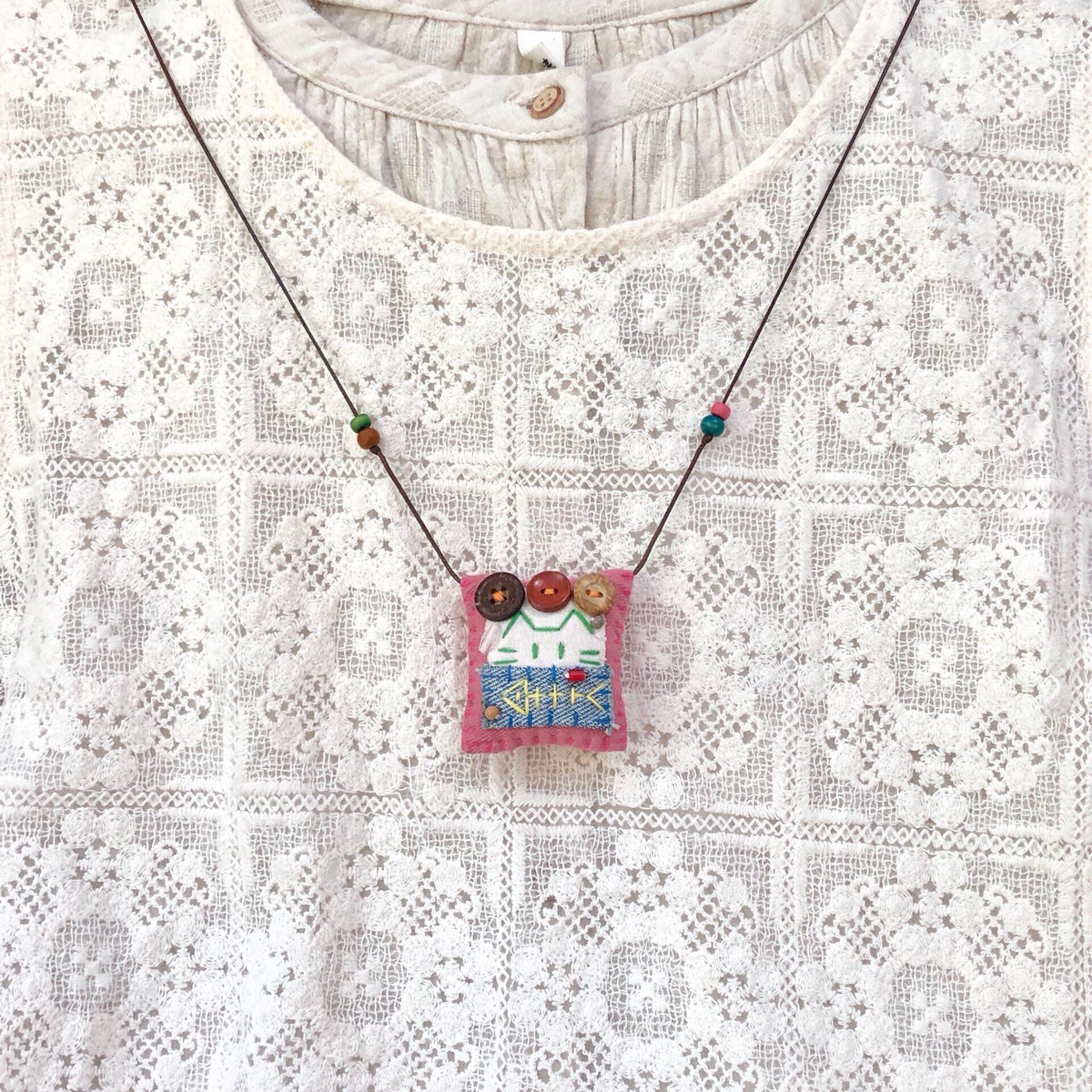 Collar con Colgante de Tela Cosido a Mano con Gato y Pez