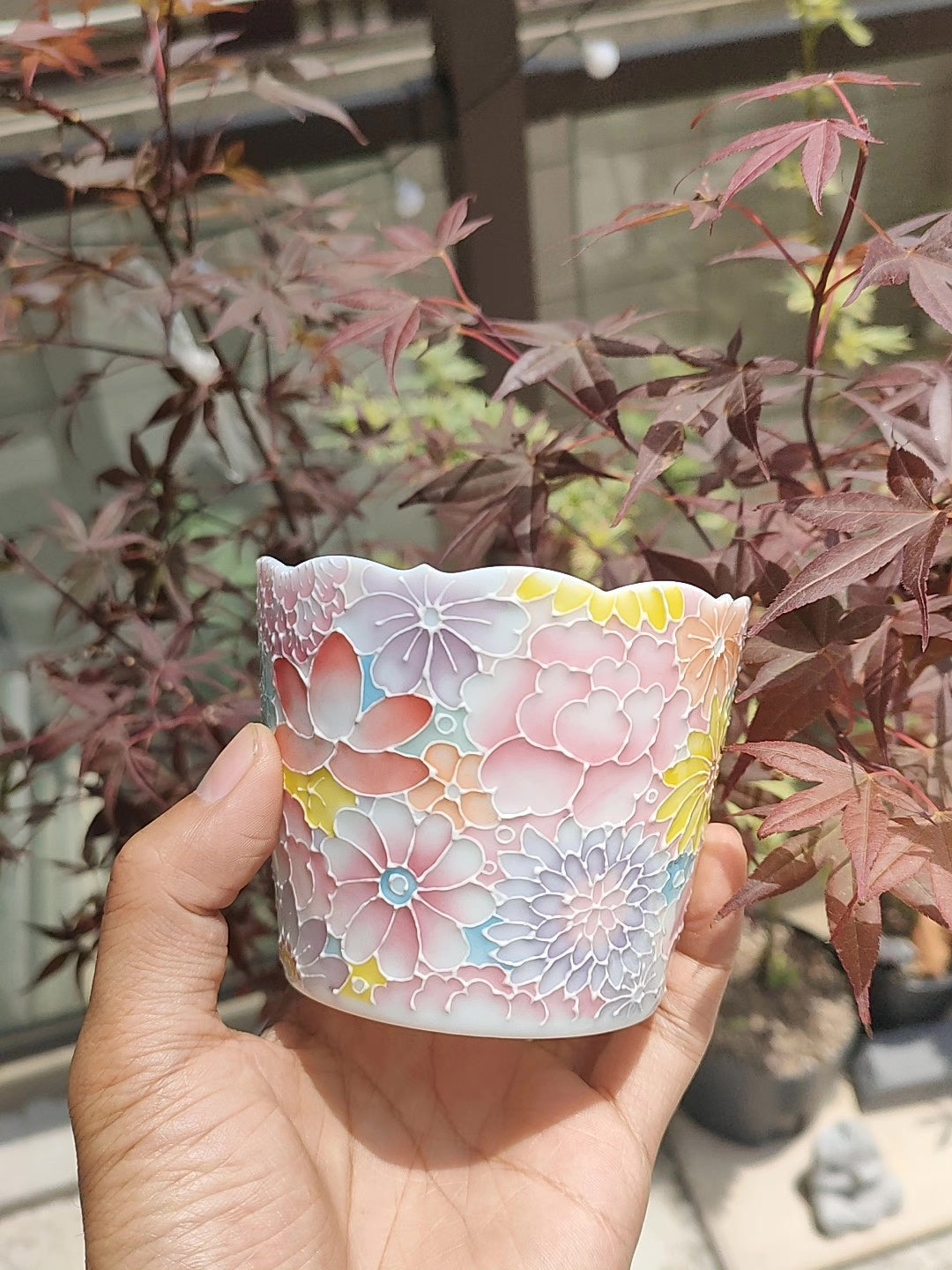 Taza de cerámica con motivos floral y borde festoneado