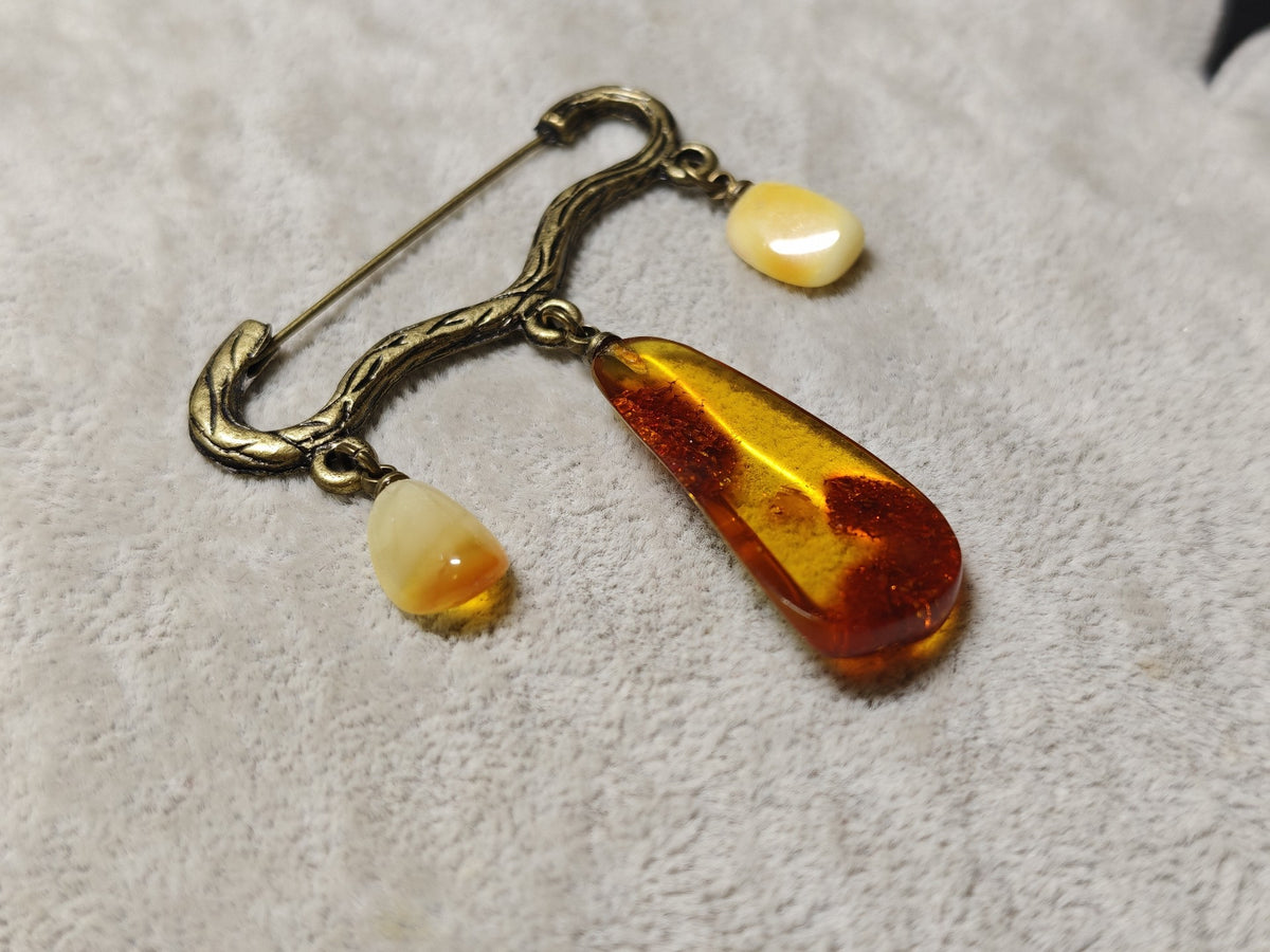 Vintage-Brosche aus Bronze mit Bernstein und Bienenwachs in Tropfenform