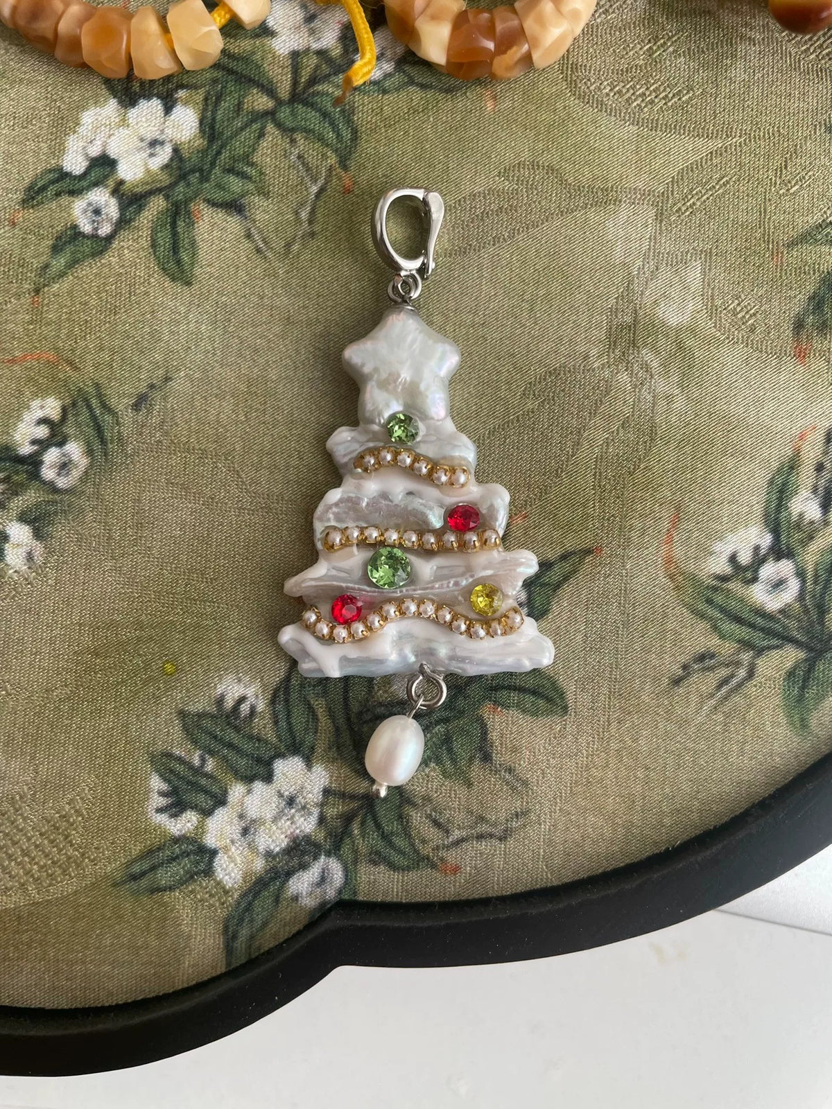 Pendentif sapin de Noël en perle baroque naturelle