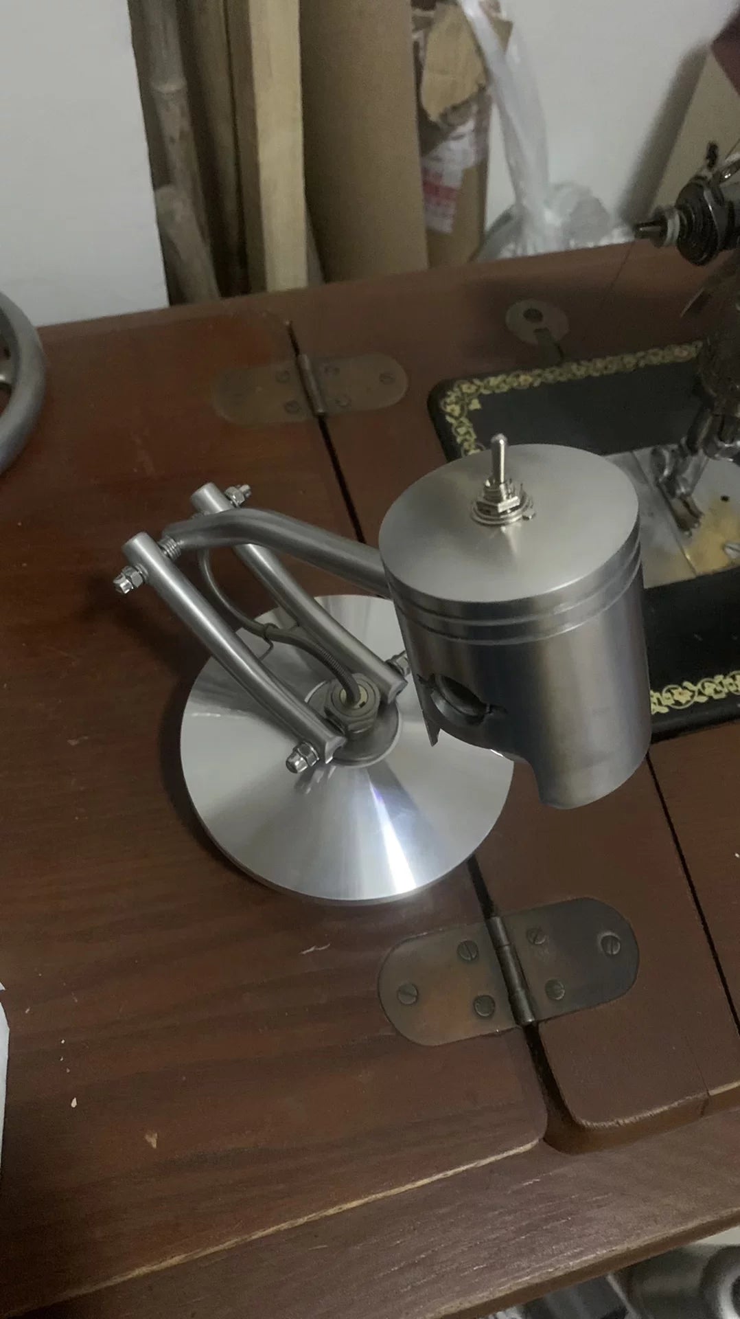 Lampada da tavolo industriale in alluminio con design scultoreo