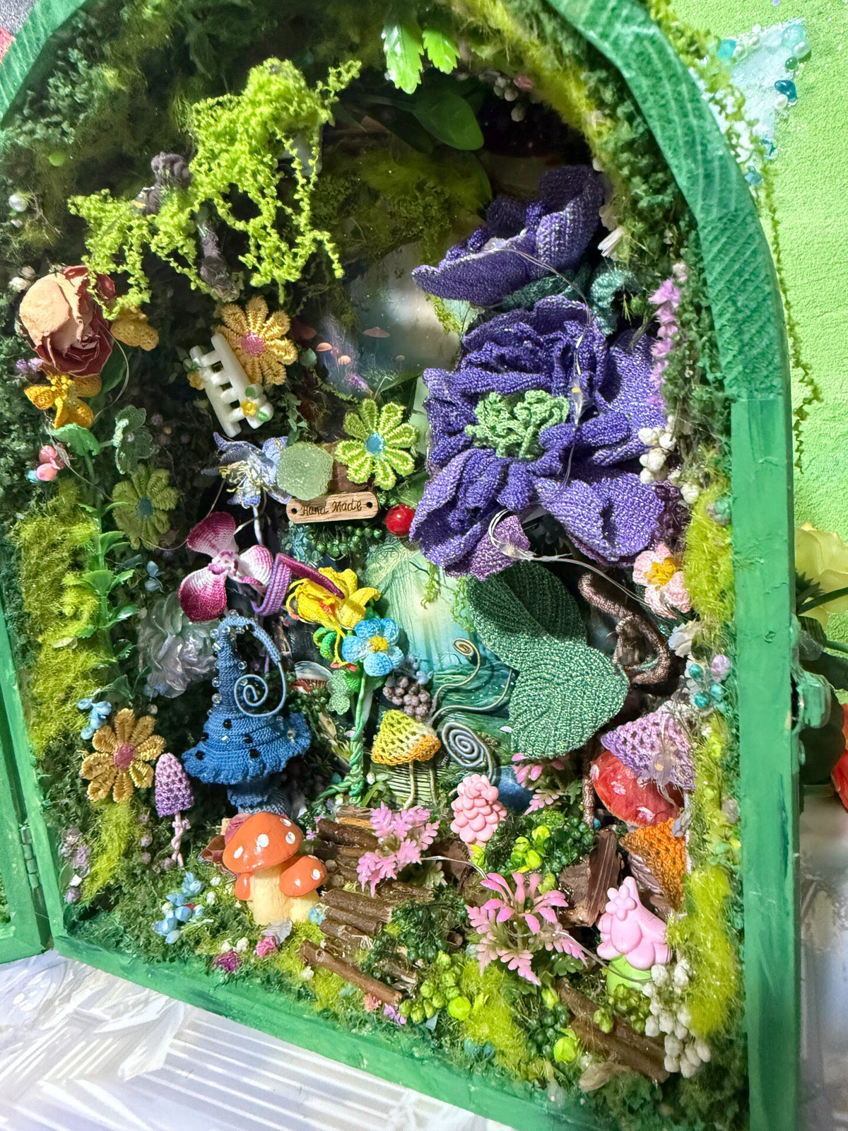 Diorama de bosque en miniatura hecho a mano en marco de madera verde