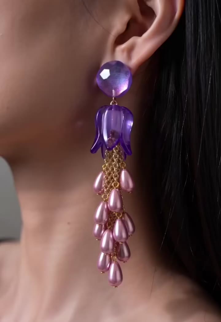 Orecchini a pendente con nappa e fiore viola