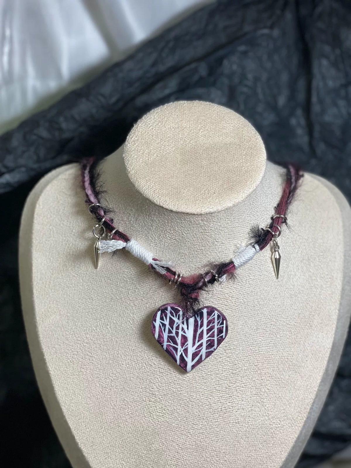 Collar Choker de Corazón con patrón de espinas blancasas