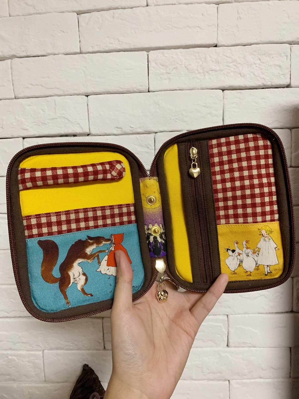 Illustriertes Stoff-Etui mit Ringmechanik