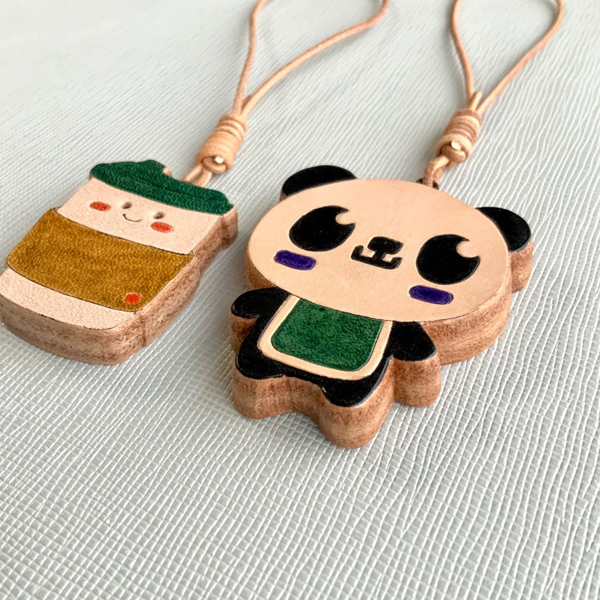 Handgjorda lädercharms med panda och kaffekopp