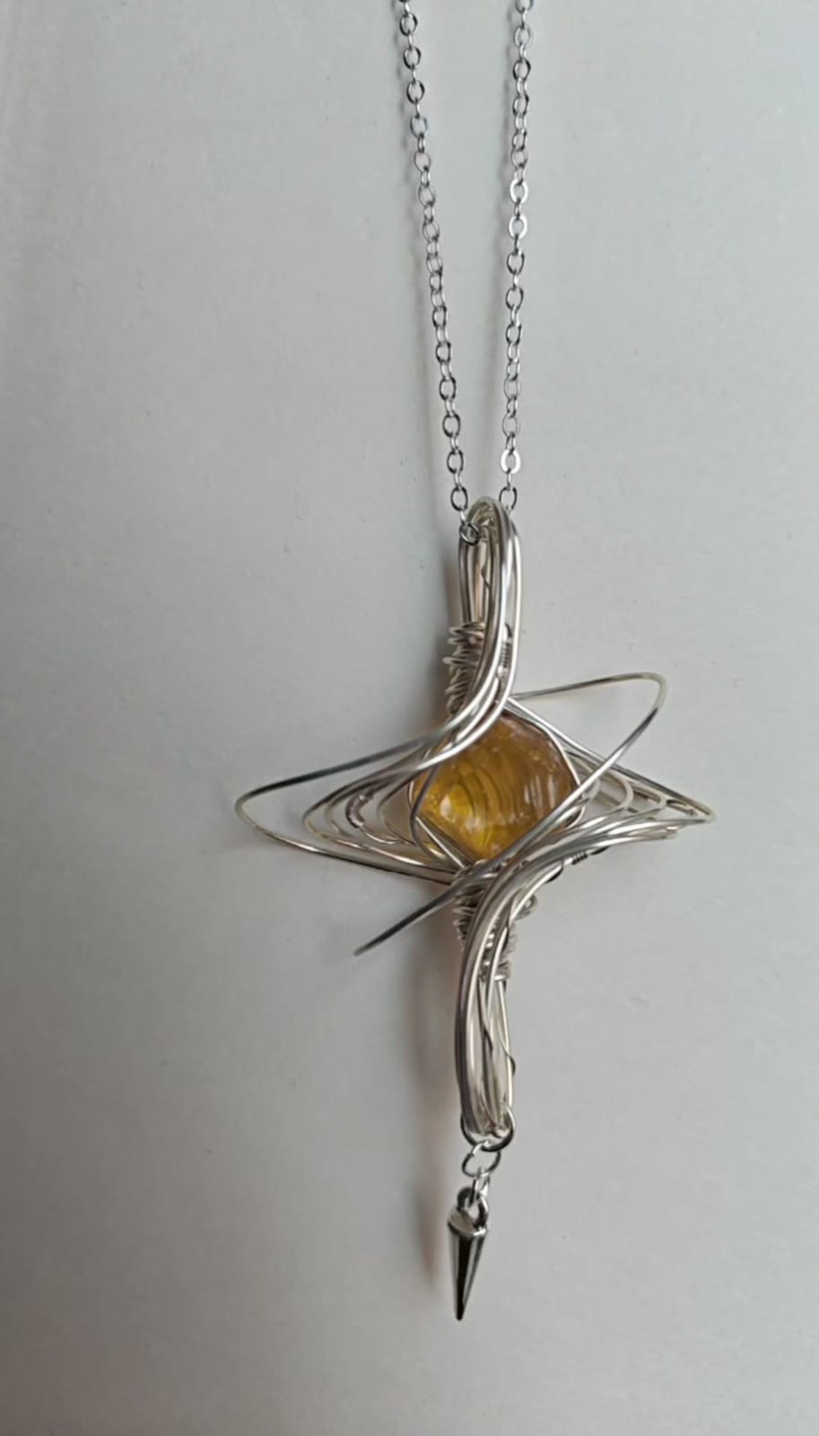 Collana con pendente in vetro giallo avvolto a filo