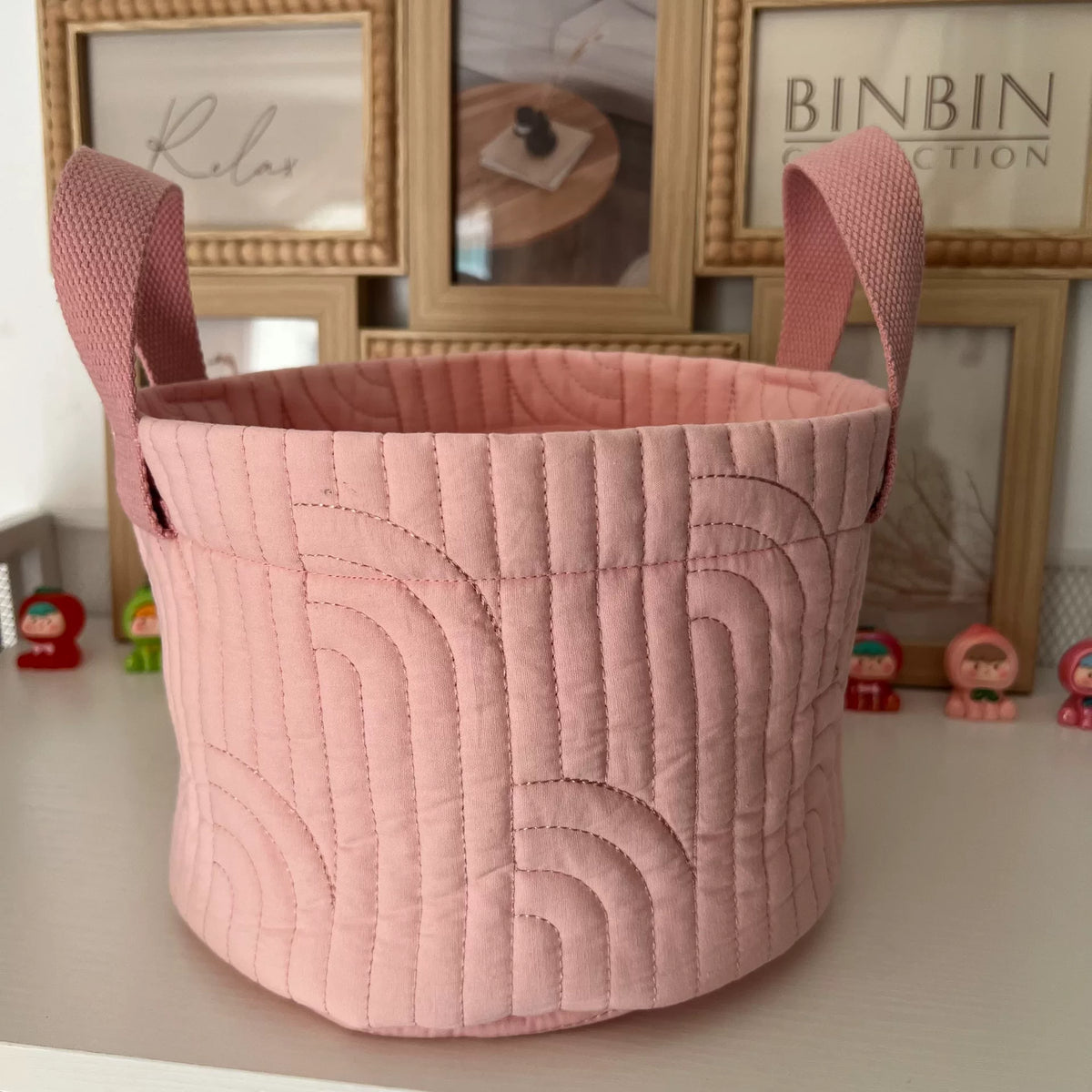 Cesta de cubo rosa acolchada hecha a mano