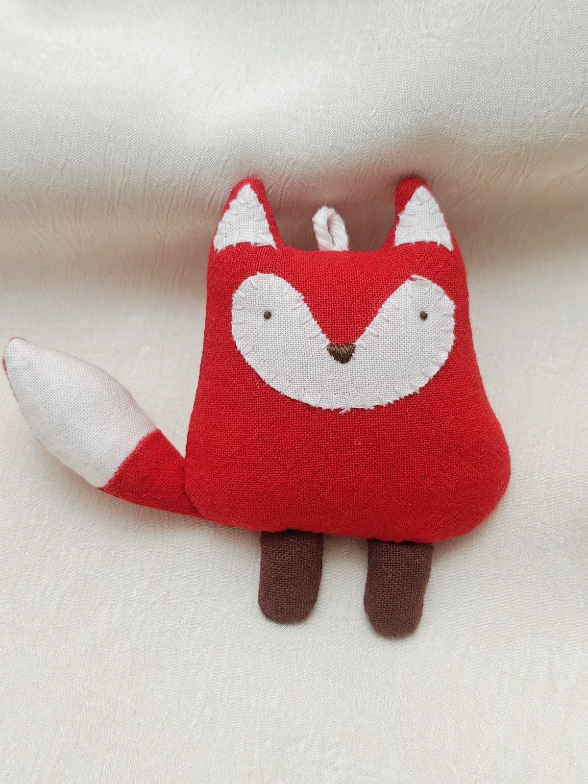 Ornement de renard en tissu rouge fait main