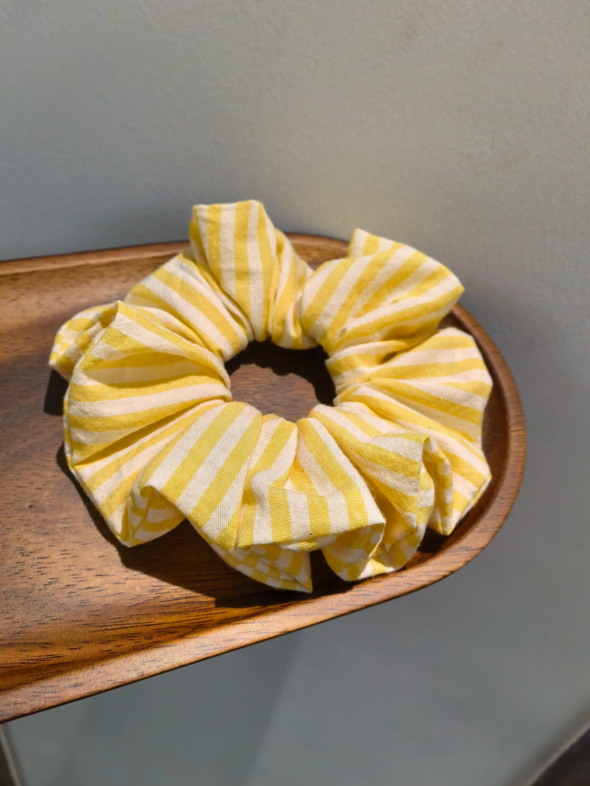 Scrunchie in cotone a righe giallo limone