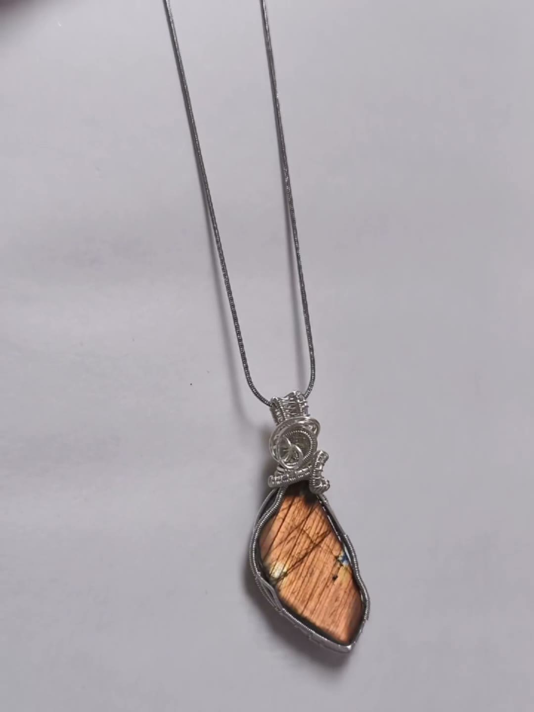 Collana artigianale in labradorite arancione avvolta nel filo