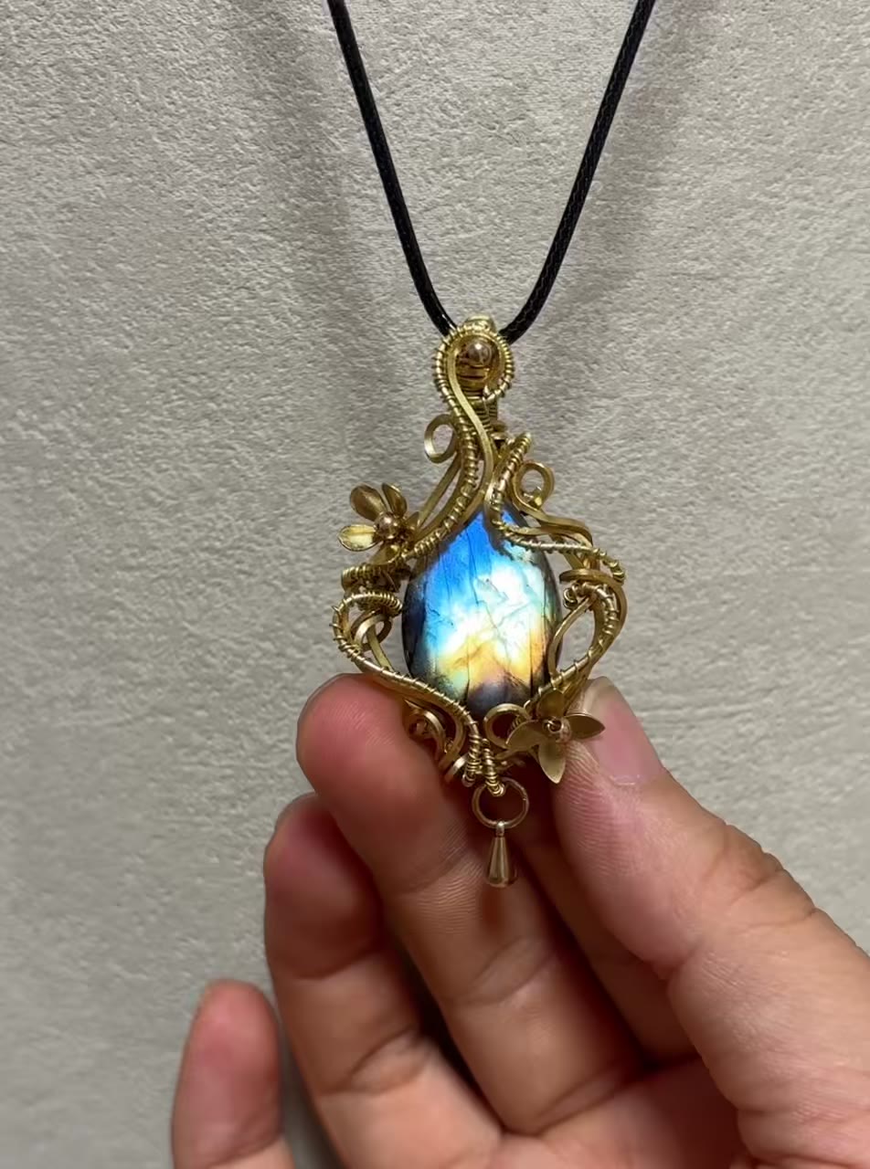 Handmade Labradorite Brass Wire Necklace