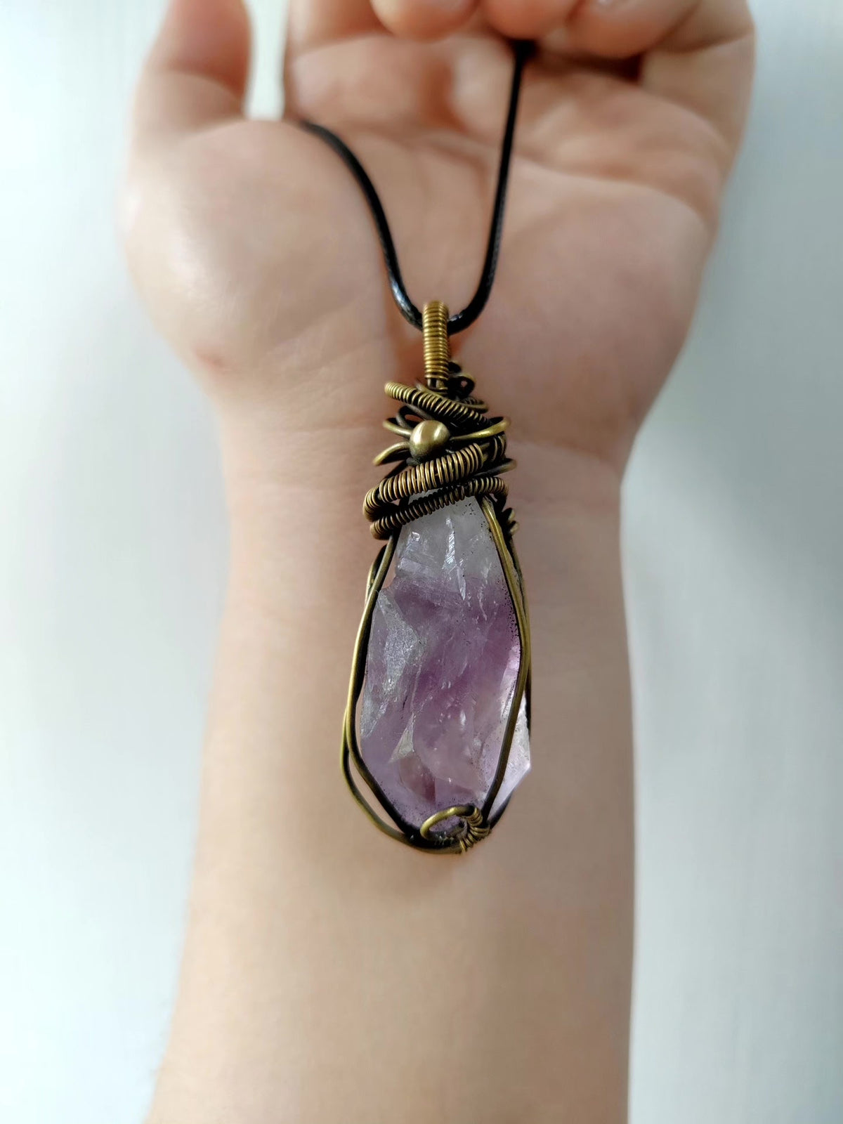 Collier en améthyste brute enroulée de fil