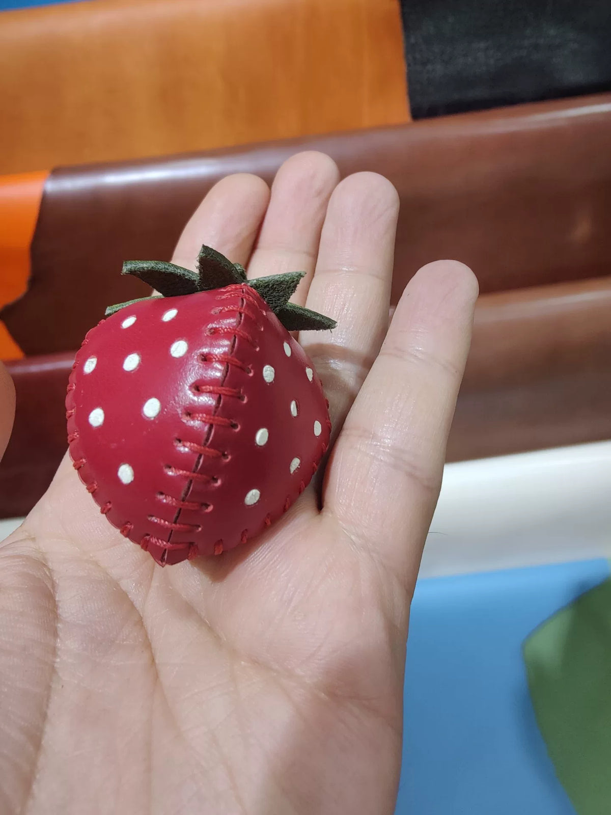 Ciondolo a forma di fragola in pelle rosso scuro, fatto a mano
