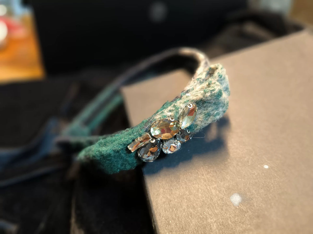 Filzhaarband mit Glassteinen