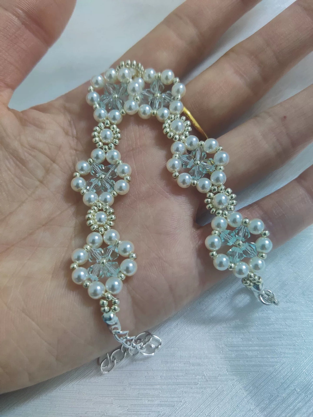 Armband met parels en lichtblauwe kristallen bloemen
