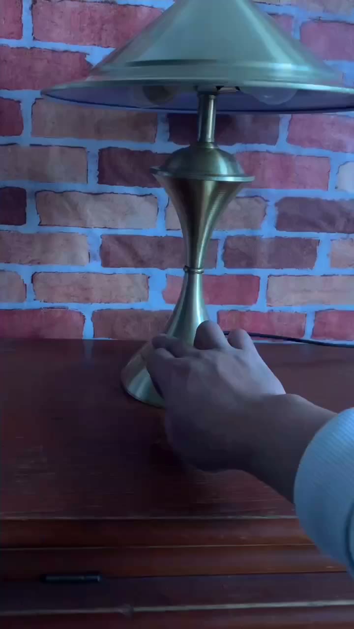 Candeeiro de Mesa em Metal e Latão Vintage