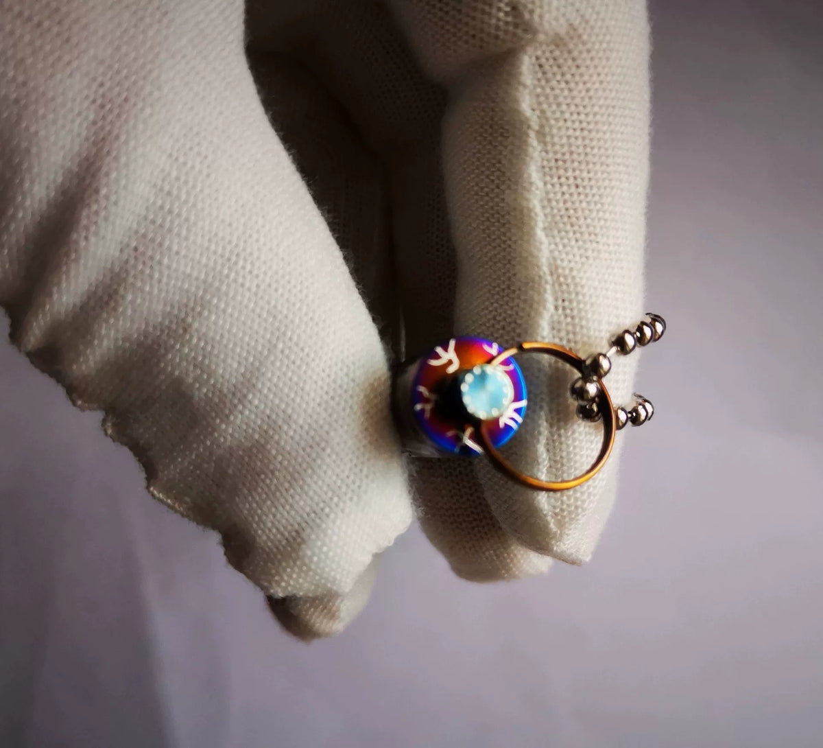 Collier pendentif balle en titane avec capuchon anodisé