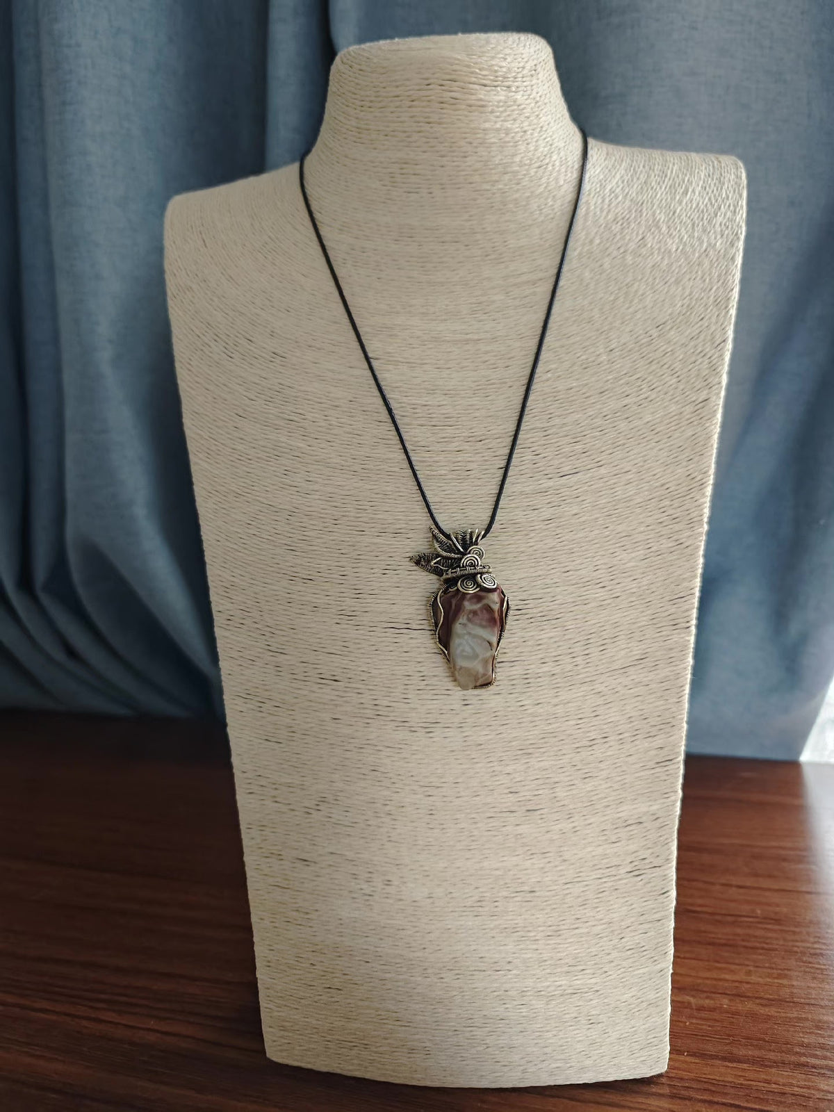 Collar con colgante de piedra Alxa envuelto en alambre de latón hecho a mano