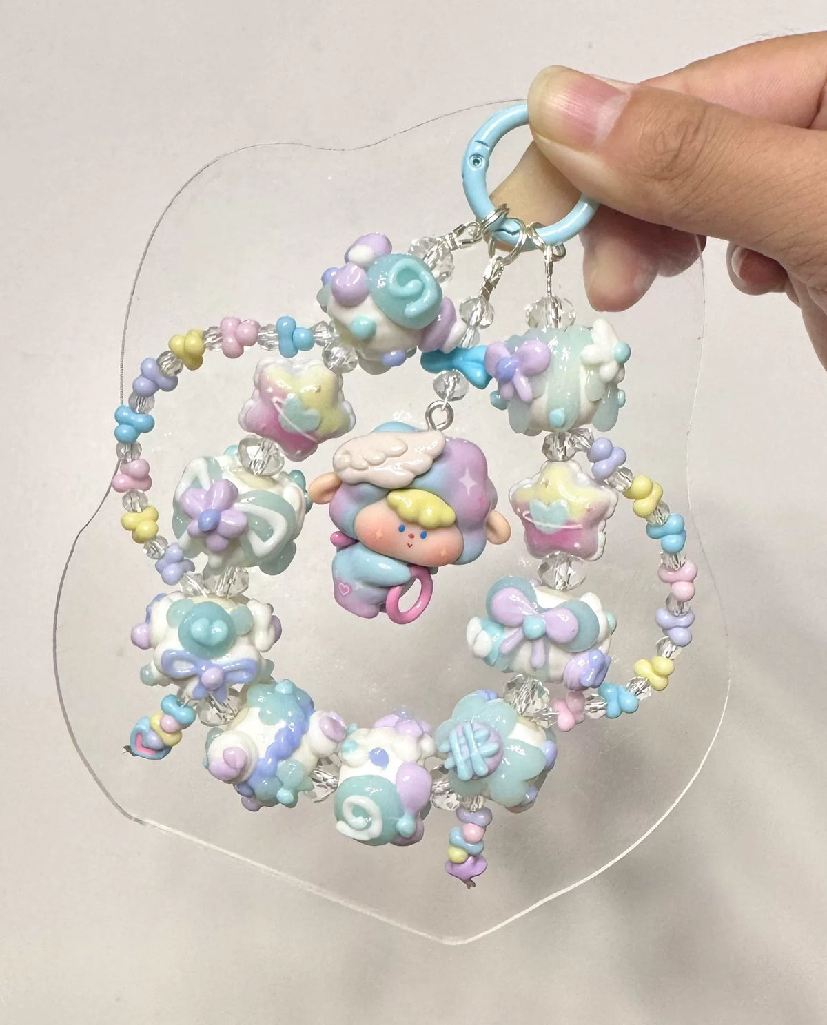 Charm per Telefono con Perle Dipinte a Mano