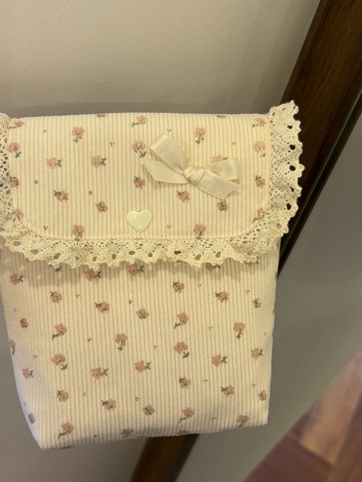 Handgefertigter Cord-Blumenbeutel mit Spitze