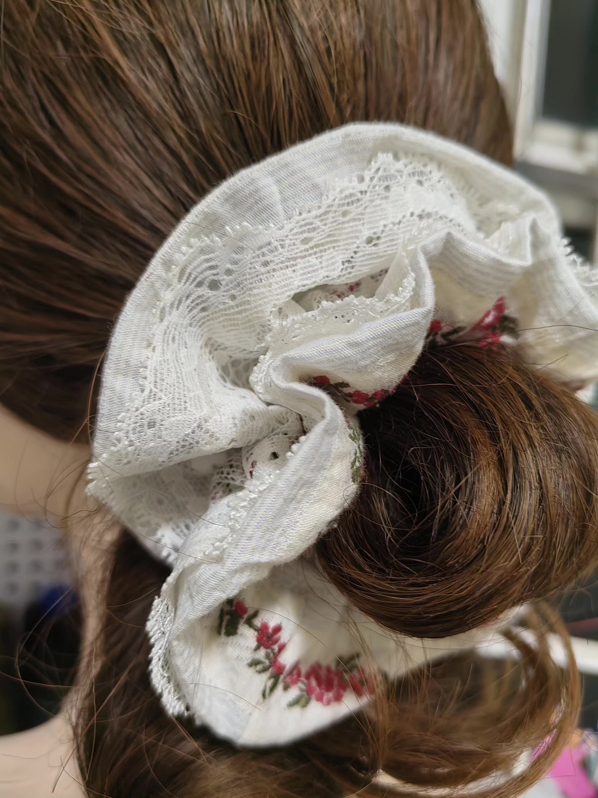 Scrunchie a doppio strato floreale azzurro latte