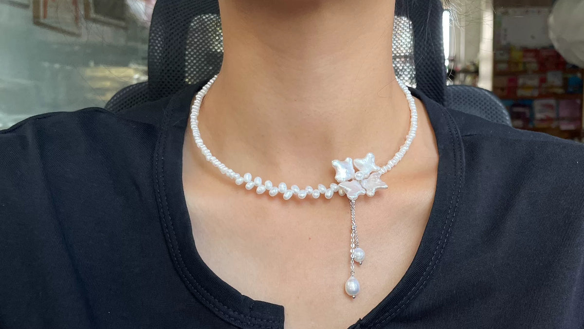 Collier ras-du-cou en perles naturelles avec pendant papillon