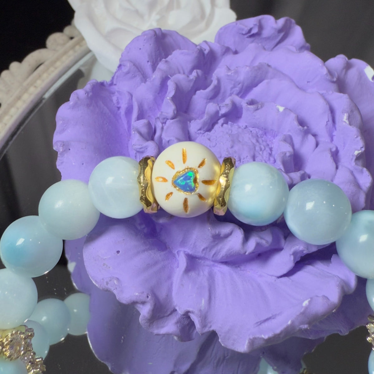 Bracelet de perles bleu aqua accents dorés
