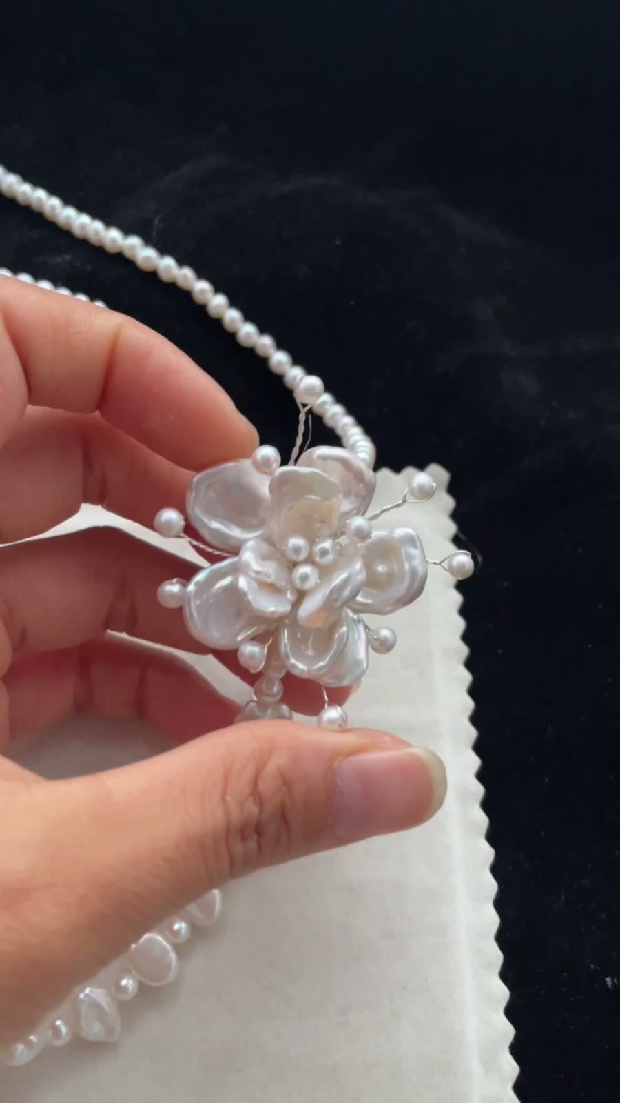 花のセンターピース付き 二連パールネックレス