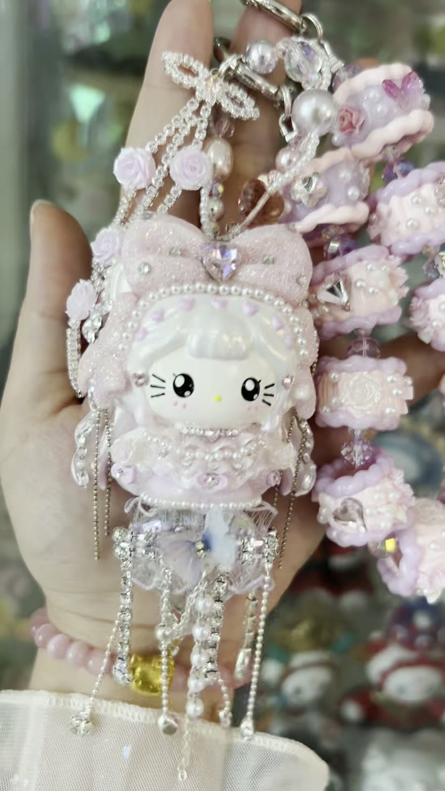 Handgjort pärlhänge med vit katt och rosa rosett