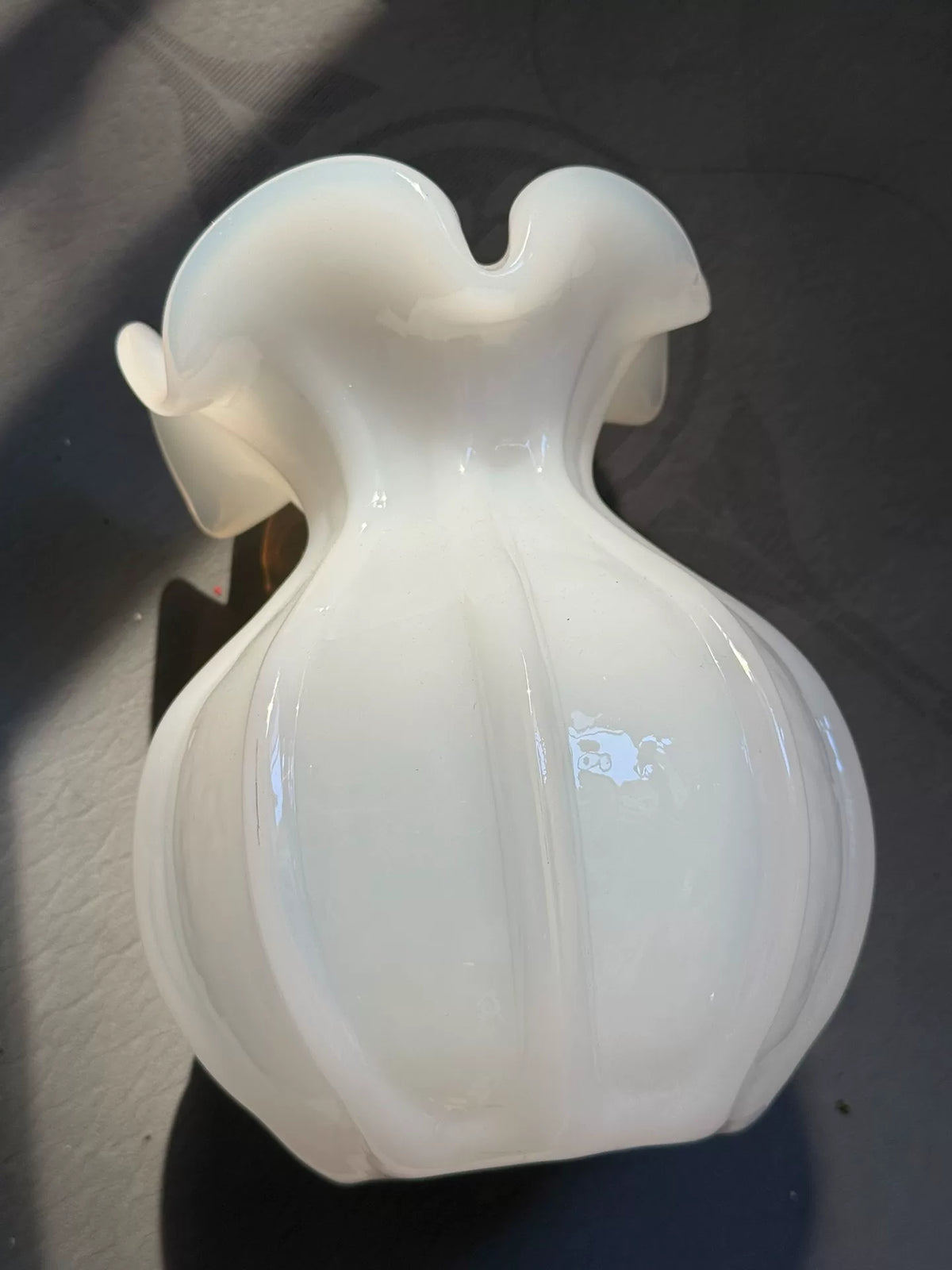 Vintage-Glasvase in weißer Jade mit Blütenrand
